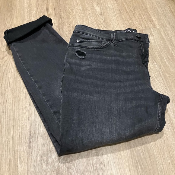 Like New - Men’s black washed jeans with slight distressing - Picture 2 of 7